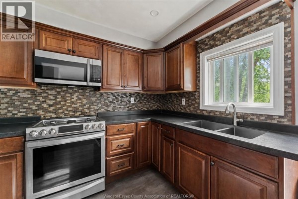 4pc Bathroom - 549 Clover, Windsor, ON N8P1C5 Photo 5