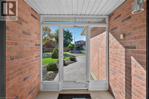 5pc Ensuite bath - 55 Fusilier Drive, Hamilton, ON L9B2E5 Photo 4