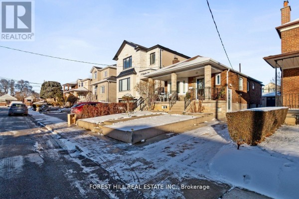 Kitchen - 55 Hartley Avenue, Toronto, ON M6E4E9 Photo 3