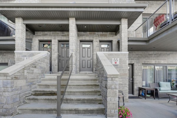 Front entrances of the apartment building with stone steps and gray doors. - 55 Rue Du Britannia, #2, Gatineau