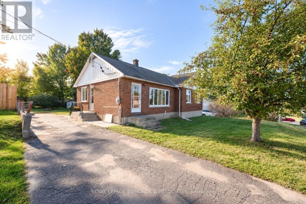 Kitchen - 55 Selkirk Street, Petawawa, ON K8H1P3 Photo 3