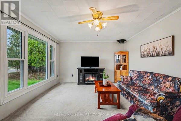Living room - 551 Anglican Church Road, Tay Valley, ON K7H3C6 Photo 5
