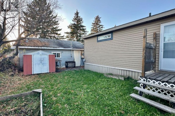 Living room - 5524 Wagoner Crescent, Whitecourt, AB T7S1A8 Photo 4