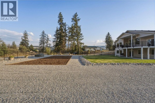 Full bathroom - 5531 6 Highway, Coldstream, BC V1B3E2 Photo 2