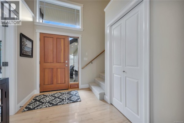 Living room - 5534 Cliffside Rd, Nanaimo, BC V9T6R3 Photo 2