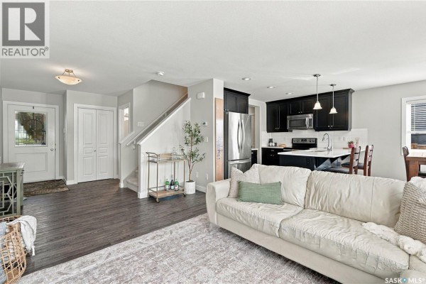 Living room - 554 Kolynchuk Crescent, Saskatoon, SK S7T0V9 Photo 2