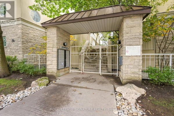 Living room - 555 - 36 Stadium Road, Toronto, ON M5V3P4 Photo 2
