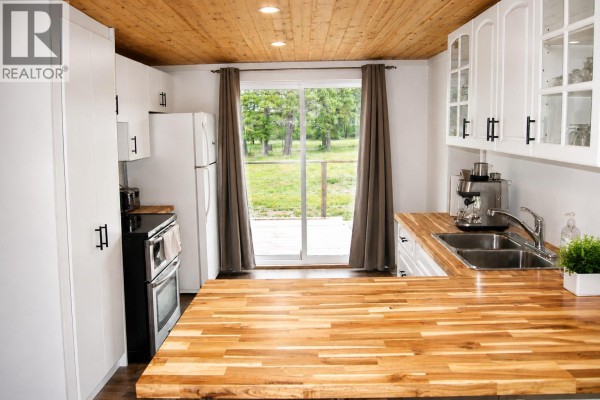 Kitchen - 5553 93/95 Highway, Ta Ta Creek, BC V0B2E0 Photo 5