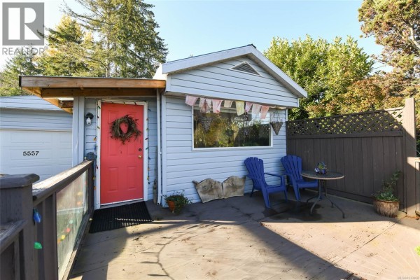 Living room - 5557 Horne St, Union Bay, BC V0R3B0 Photo 5