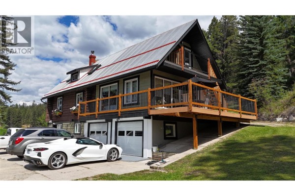 Living room - 5564/5574 Highway 95 Highway, Edgewater, BC V0A1E0 Photo 2