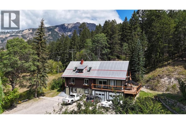 Family room - 5564/5574 Highway 95 Highway, Edgewater, BC V0A1E0 Photo 3