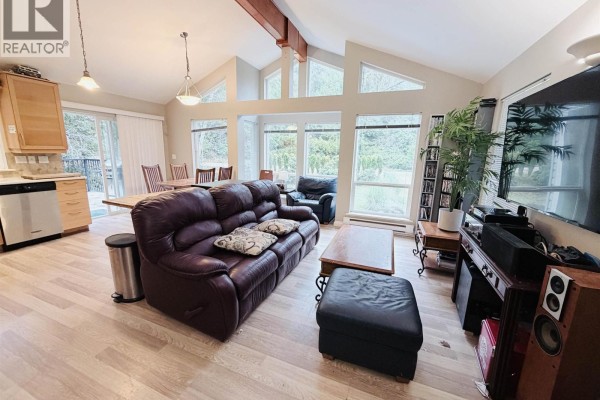 5565 Riley Road, Halfmoon Bay, BC V7Z1B6 Photo 3