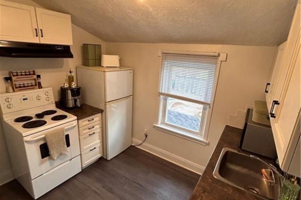 Kitchen - 557 S Stirling Avenue S Unit# Upper, Kitchener, ON N2M3J5 Photo 4