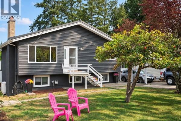 Living room - 558 Kenneth St, Saanich, BC V8Z2B7 Photo 2