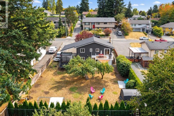 Kitchen - 558 Kenneth St, Saanich, BC V8Z2B7 Photo 4