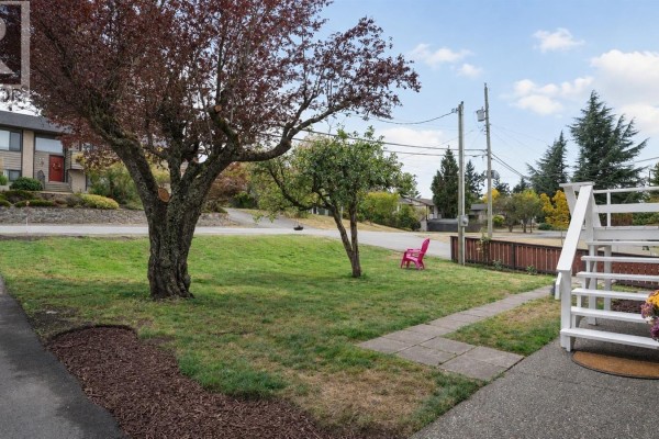 Bathroom - 558 Kenneth St, Saanich, BC V8Z2B7 Photo 5