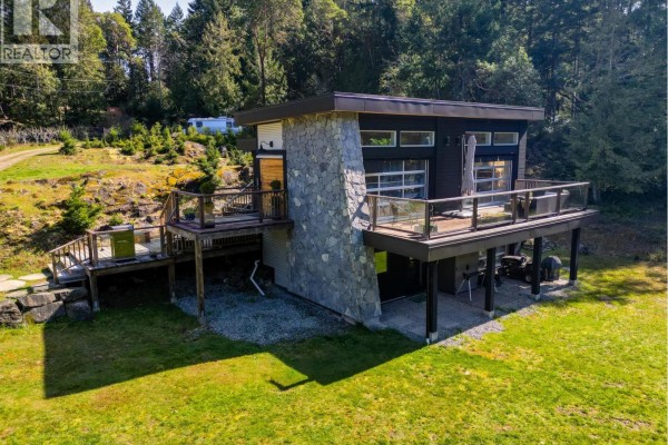 5582 Hooson Road, Pender Island, BC V0N2M1 Photo 2