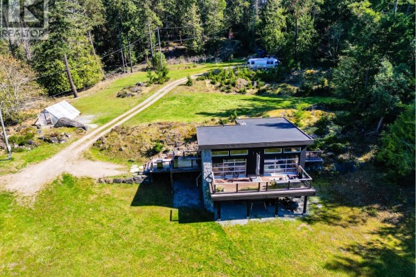 5582 Hooson Road, Pender Island, BC V0N2M1 Photo 3