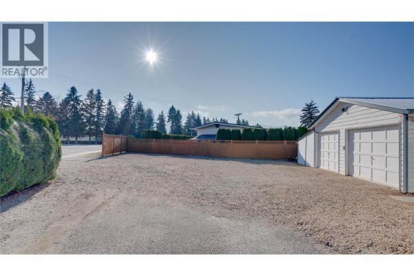 Primary Bedroom - 5595 27 Avenue, Vernon, BC V1T7A3 Photo 4