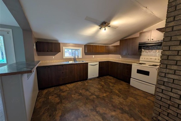Family room - 56 6th Street N, Brandon, MB R7A2P1 Photo 3