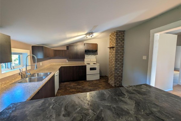 Living room - 56 6th Street N, Brandon, MB R7A2P1 Photo 4