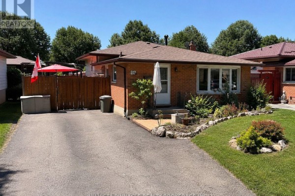 Family room - 56 Kintail Crescent, London South, ON N6E1J5 Photo 3