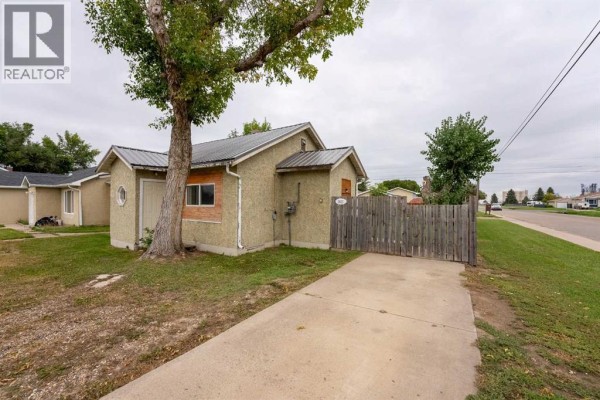 Living room - 5603 56 Street, Taber, AB T1G1L4 Photo 2