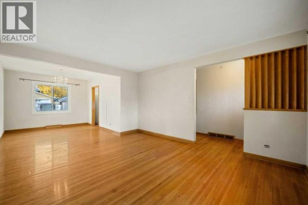 Dining room - 5607 Buckthorn Road Nw, Calgary, AB T2K2Y6 Photo 4