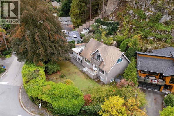 5607 Eagle Harbour Road, West Vancouver, BC V7W1P4 Photo 2
