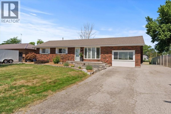 Family room - 561 County Rd 2, Lakeshore, ON N8L1J9 Photo 3