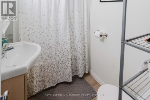 Bathroom - 561 Wellington Street, Saugeen Shores, ON N0H2C4 Photo 3