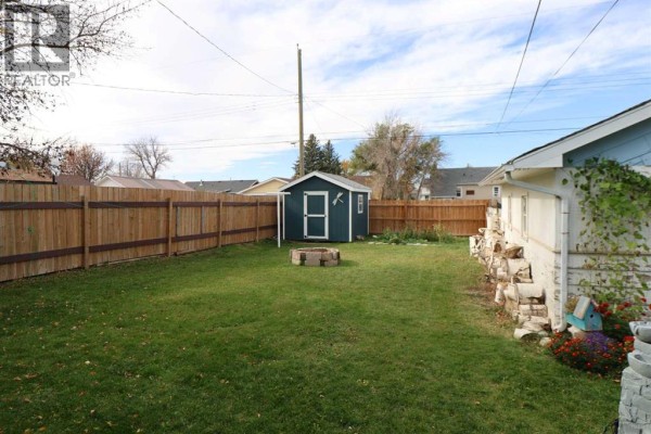 Primary Bedroom - 5612 57 Street, Taber, AB T1G1L3 Photo 4