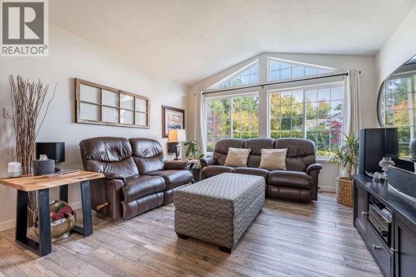 5617 Curtis Place, Sechelt, BC V7Z0R9 Photo 2