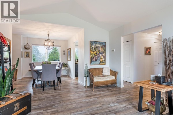 5617 Curtis Place, Sechelt, BC V7Z0R9 Photo 4