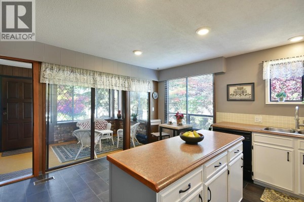 5619 Trail Avenue, Sechelt, BC V0N3A0 Photo 5