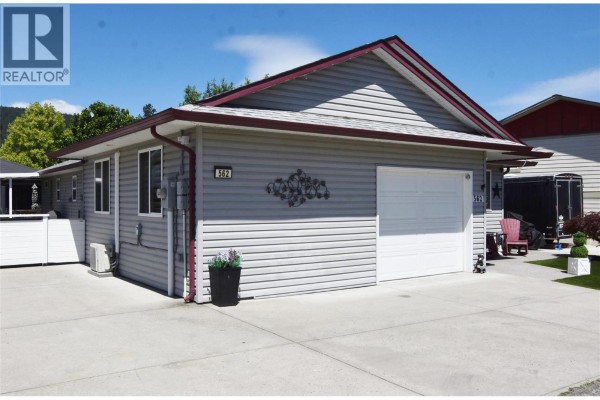 3pc Ensuite bath - 562 Meadowlark Avenue, Vernon, BC V1H2A1 Photo 5