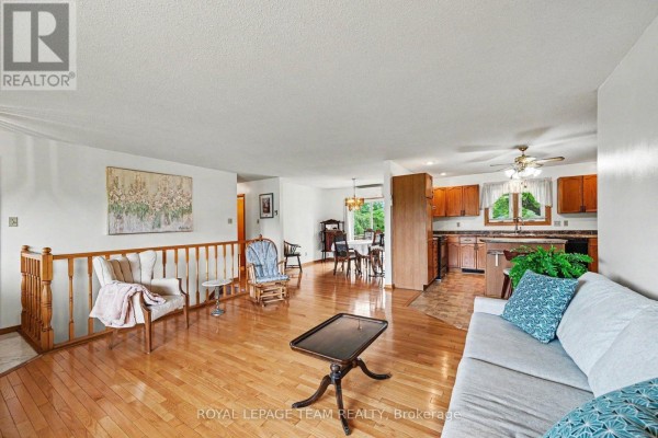 Living room - 5630 Saver Road, South Dundas, ON K0E1K0 Photo 5
