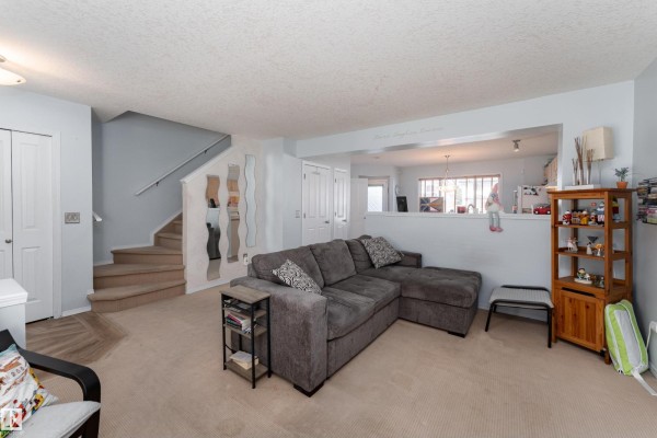 Kitchen - 5632 203 St Nw, Edmonton, AB T6M0B2 Photo 3