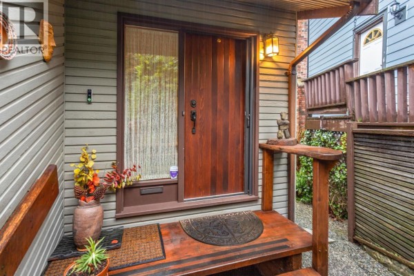 5639 White Pine Lane, North Vancouver, BC V7R4S1 Photo 2