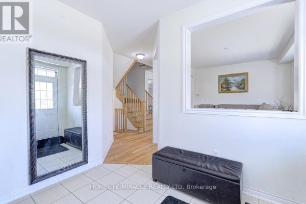 Kitchen - 566 Brisdale Drive, Brampton, ON L7A5J4 Photo 5