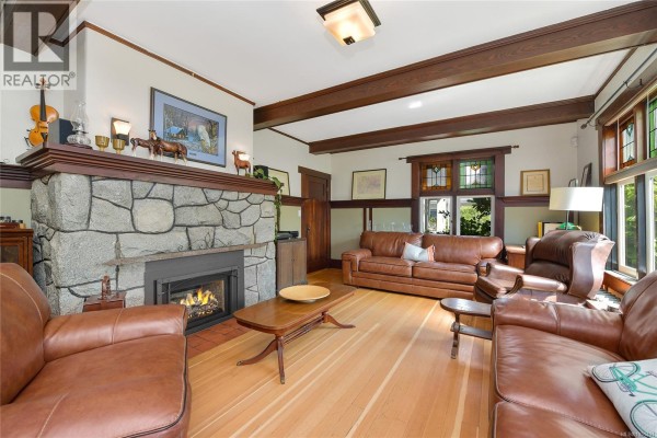 566 Gorge Rd W, Saanich, BC, photo 3