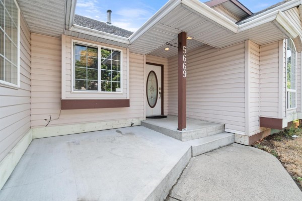 Foyer - 5669 Stonehaven Street, Promontory, Chilliwack, BC V2R3Y6 Photo 2