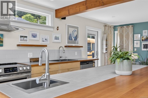 5674 Market St, Union Bay, BC, photo 2