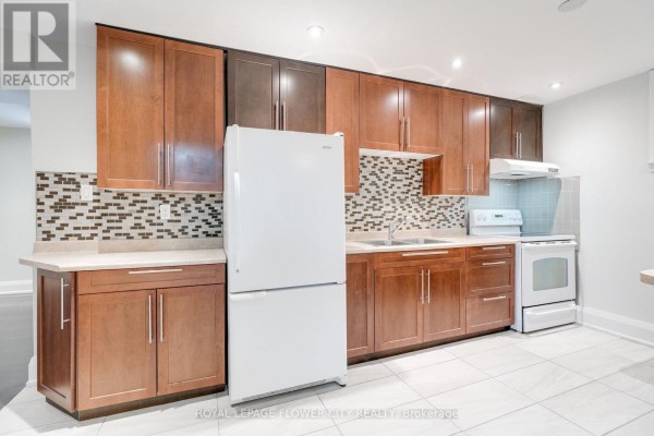 Kitchen - 5674 Whitehorn Avenue E, Mississauga, ON L5V2A9 Photo 3
