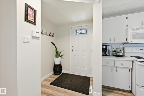 Kitchen - 5677 137 Av Nw, Edmonton, AB T5A2H4 Photo 3