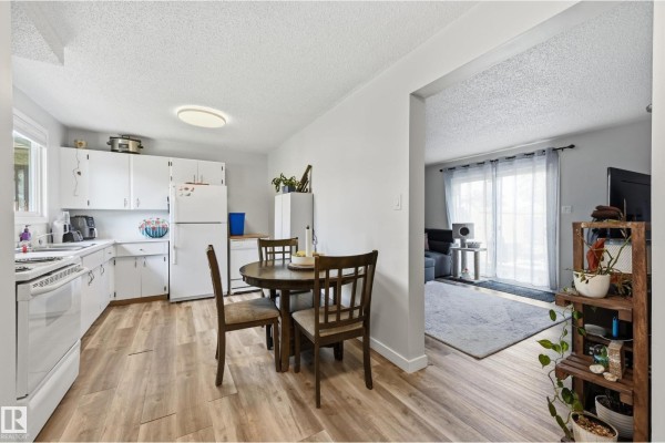 Primary Bedroom - 5677 137 Av Nw, Edmonton, AB T5A2H4 Photo 4