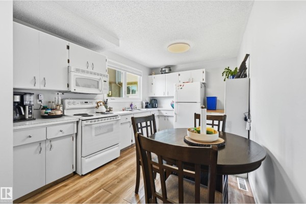 Bedroom 2 - 5677 137 Av Nw, Edmonton, AB T5A2H4 Photo 5