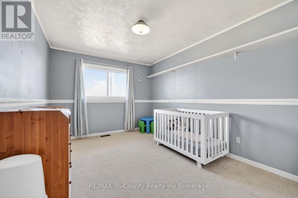 Bedroom with crib, changing table, and children's table - 568 7th Concession Enr Road Norfolk