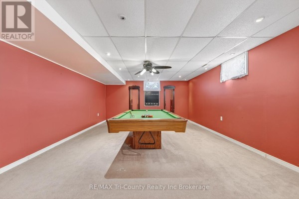 Pool table and cues in finished basement - 568 7th Concession Enr Road Norfolk