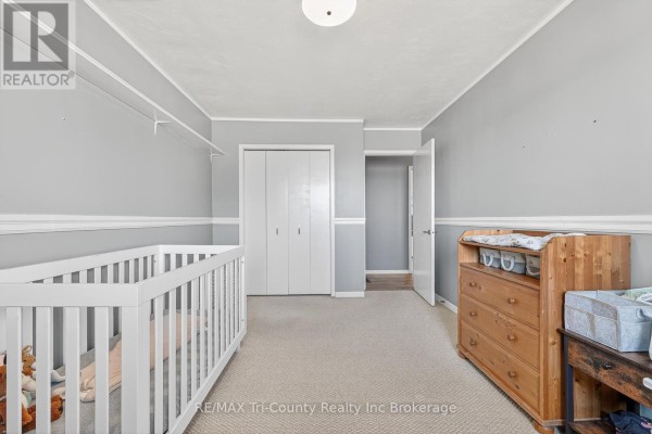 Crib and dresser in a bedroom - 568 7th Concession Enr Road Norfolk
